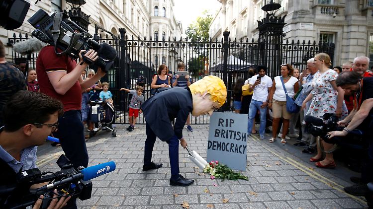 Ein Mann in Johnson-Maske beerdigt symbolisch die britische Demokratie. Doch auch wenn das Timing umstritten ist und die Zwangsferien die Brexit-Debatte lähmen könnten - in normalen Zeiten wären sie ein ganz normaler Vorgang.