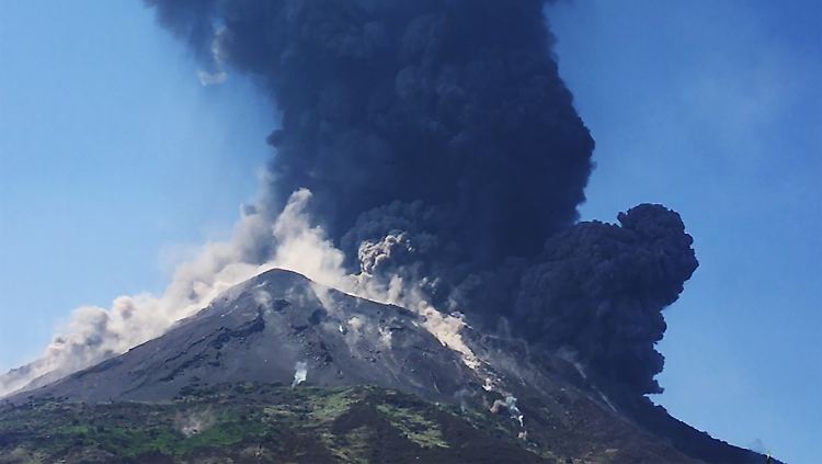 Eine riesige Aschewolke verdunkelt den Himmel über der Insel Stromboli.