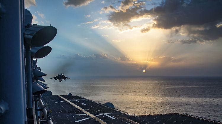 Ein Kampfflugzeug landet bei einer Übung auf dem Flugdeck der USS Kearsarge (LHD 3) im Persischen Golf. 