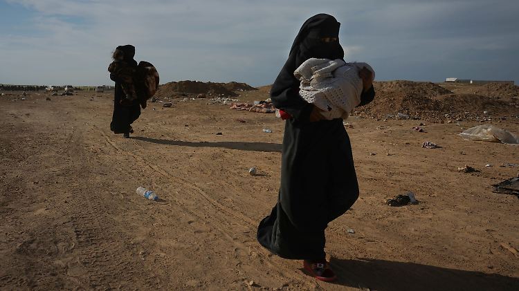 Viele Frauen werden im März aus der IS-Bastion Baghouz evakuiert. Viele von ihnen sind danach in das Lager Al-Hol gekommen.