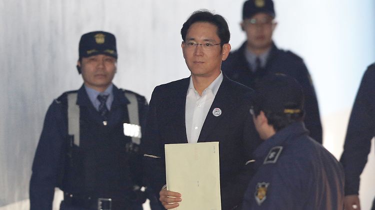 Dem 51-jährigen Lee Jae Yong (M.) wird Bestechung, Untreue und Meineid vorgeworfen.
