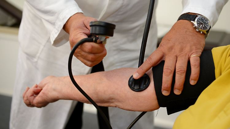 Wenn Hausärzte dringende Behandlungen von Kassenpatienten an Fachärzte vermitteln, sollen sie dafür ab sofort 10 Euro pro Person erhalten.