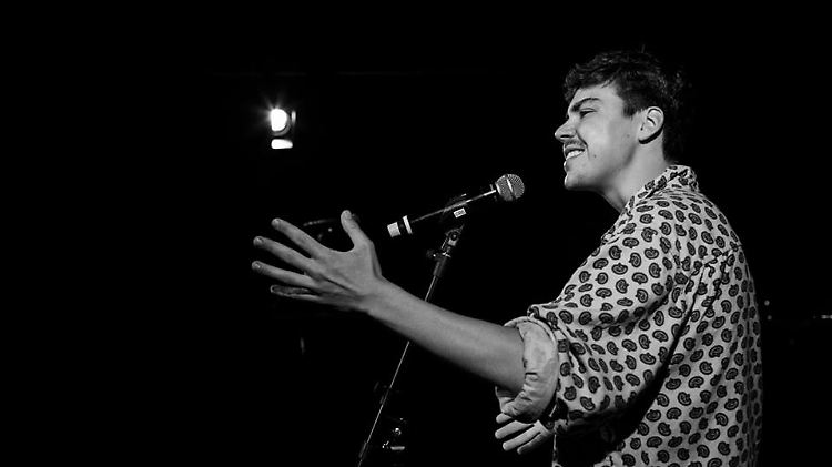 Als Poetry Slammer steht Aron Boks deutschlandweit auf der Bühne. Während seiner Krankheit konnte er manchmal nicht einmal sein Zimmer verlassen.
