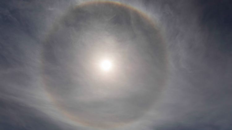 Sonnen-Halo über Andalusien: Diese Lichterscheinung entsteht bei einem Wetterumschwung. Doch bevor der Herbst kommt, bäumt sich der Sommer noch einmal mächtig auf.