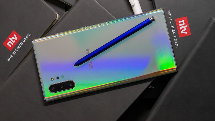 Das Samsung Galaxy Note 10+ mit schillernder Rückseite in "Aura Glow".