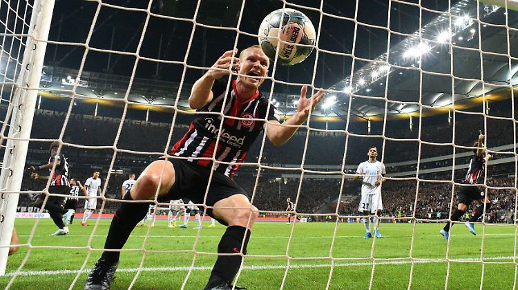 Drin ist das Ding: Nach dem Traumfreistoß von Filip Kostić kann Sebastian Rode nur noch jubeln.