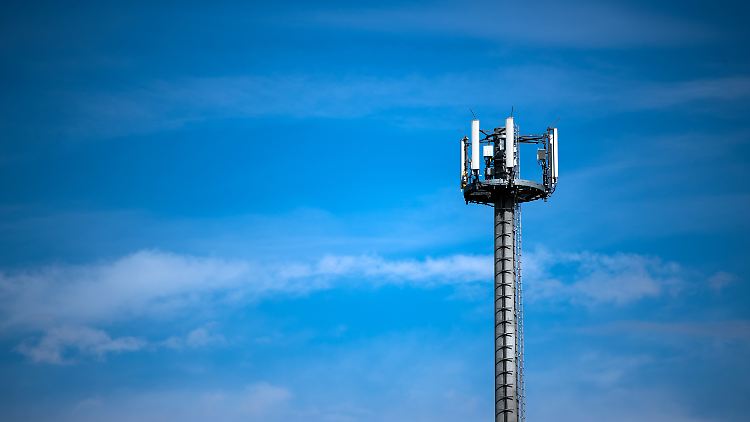Ein Funkmast in Mecklenburg-Vorpommern: Zwei Fünftel der deutschen Gemeinden melden laut Bundesregierung eine unzureichende Netzabdeckung.