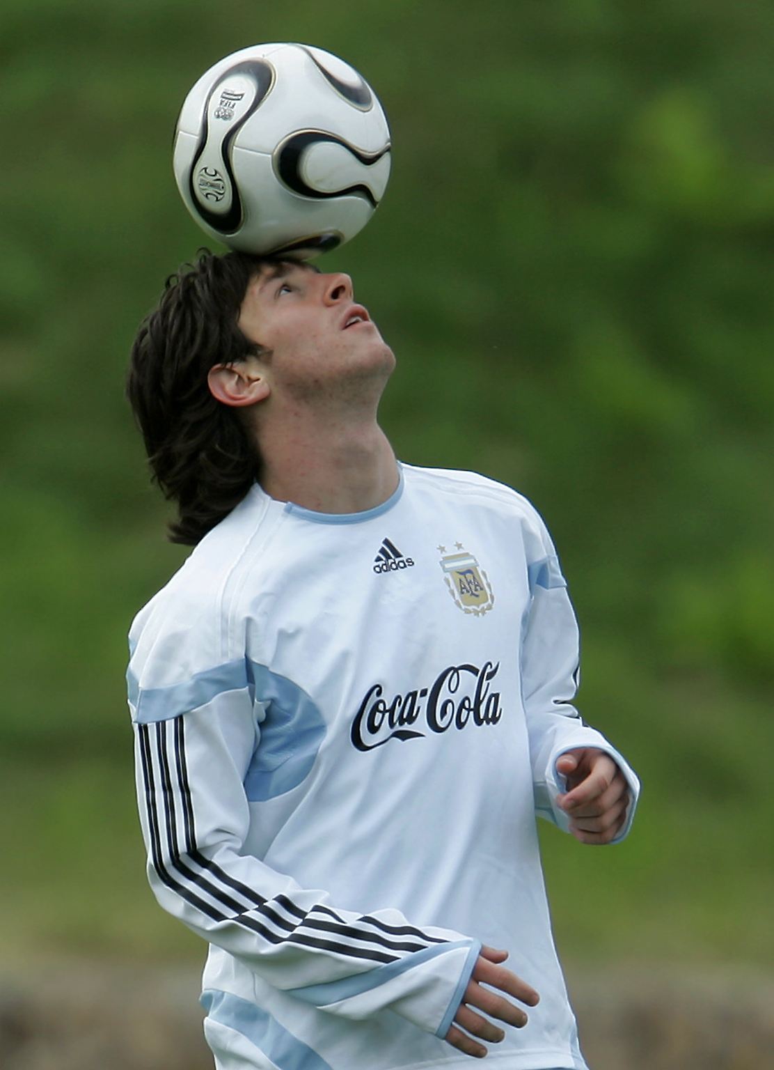 Vom Wunderkind zum besten Fußballer der Welt - Lionel Messi hat genau das geschafft. Auf einer Serviette unterschreibt der damals 13-jährige Argentinier seinen Wechsel zum ruhmreichen FC Barcelona. Der Rest ist Geschichte: Mit 17 Jahren erzielt er bei den Katalanen sein erstes offizielles Tor, danach ...