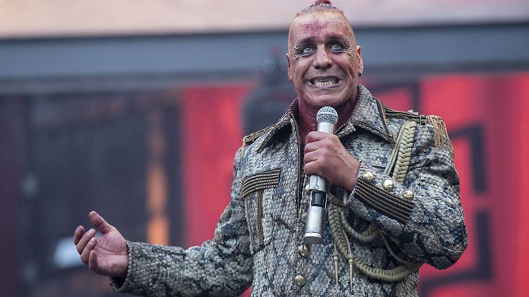 Seiner Mutter gefällt's: Till Lindemann bei einem Auftritt mit Rammstein.