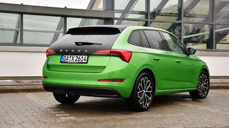 Die weit in die Kofferraumklappe gezogene Heckscheibe des Skoda Scala kostet extra.