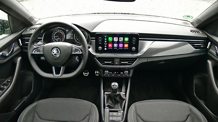 An seinem Arbeitsplatz findet der Fahrer im Skoda Scala alles, was er braucht. Nur mit dem Raumgefühl will es nicht so richtig klappen.