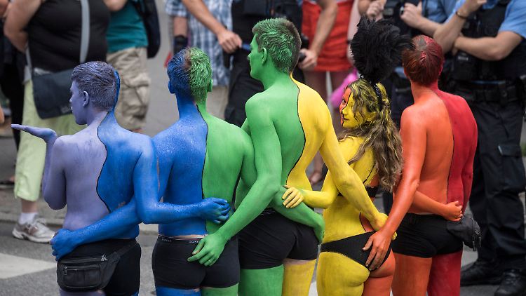 Teilnehmer beim Christopher Street Day in Frankfurt zeigen mit Regenbogenfarben, wie vielfältig Sexualität ist.