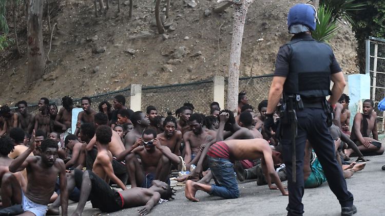 Über 150 Migranten schafften es über die schwer bewachte EU-Außengrenze in Nordafrika und wurden von der spanischen Polizei bewacht.