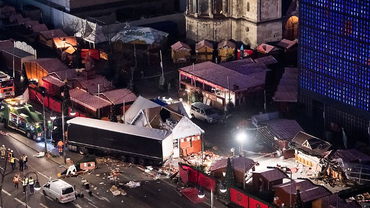Bei dem Anschlag auf den Berliner Weihnachtsmarkt wurden 12 Menschen getötet und viele weitere verletzt.