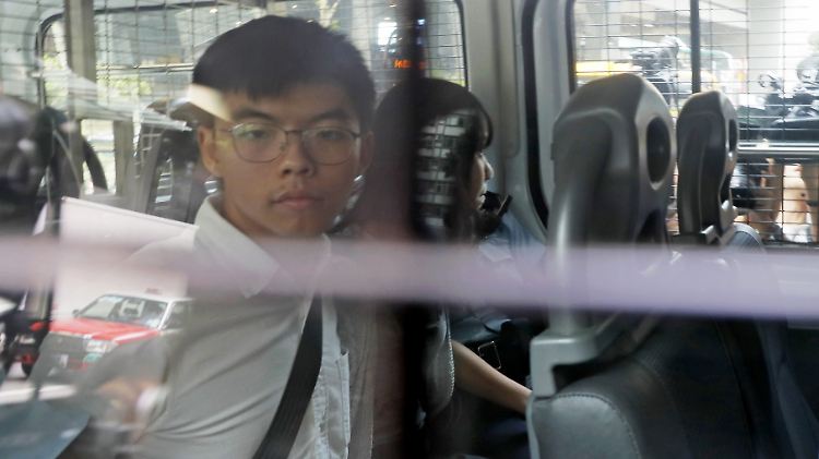 Die Bürgerrechtler Joshua Wong und Agnes Chow wurden nach ihrer Festnahme zu einem Bezirksgericht gefahren. 