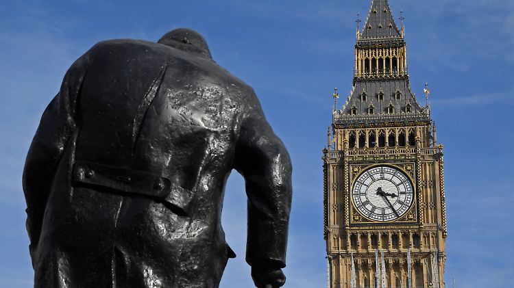 Minuten, Stunden, Tage - für die Gegner eines No-Deal-Brexit läuft die Zeit. Entscheidungen von so großer Tragweite hatte das Parlament seit den Tagen eines gewissen Winston Churchill, dessen Statue hier zu sehen ist, nicht mehr zu treffen.