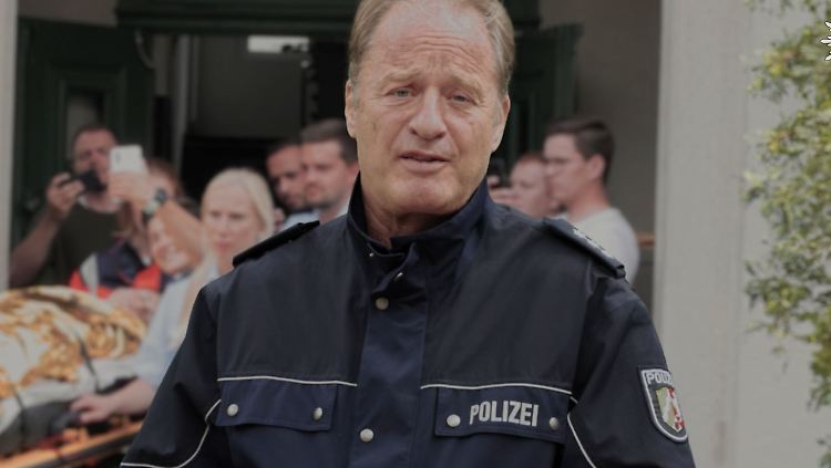 Ungewöhliches Outfit: Schauspieler Tom Gerhardt (61) hat den Hausmeisterkittel gegen eine Uniform eingetauscht.