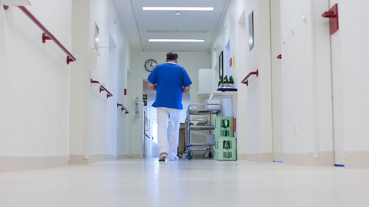 Der 27-Jährige war als Krankenpfleger in einer saarländischen Klinik beschäftigt. (Symbolbild)
