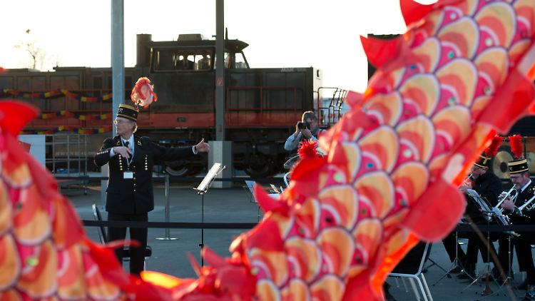 Eine Bergmannskapelle in Duisburg spielt auf: Großer Bahnhof am westlichen Ende der Seidenstraße für den Yuxinou-Express aus China.