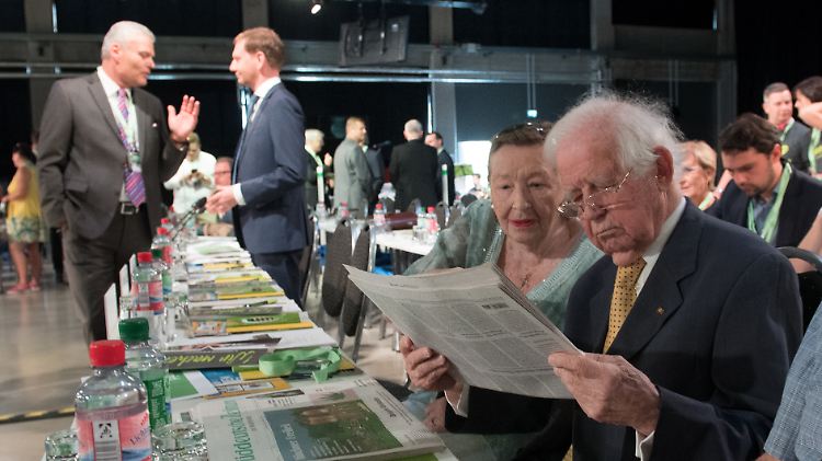 Kurt Biedenkopf (r.) mit seiner Frau Ingrid bei einer CDU-Wahlveranstaltung in Sachsen - im Hintergrund rechts zu sehen: Sachsens amtierender Ministerpräsident Michael Kretschmer.