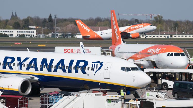 Wie billig darf Fliegen sein? Ein Vorschlag aus der CSU für eine Strafsteuer für Dumping-Tickets kommt in Berlin schlecht an.
