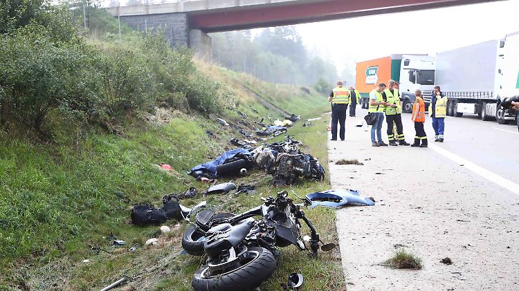 Den Rettungskräften bietet sich ein Bild des Schreckens: Alle vier Motorradfahrer kamen ums Leben. 