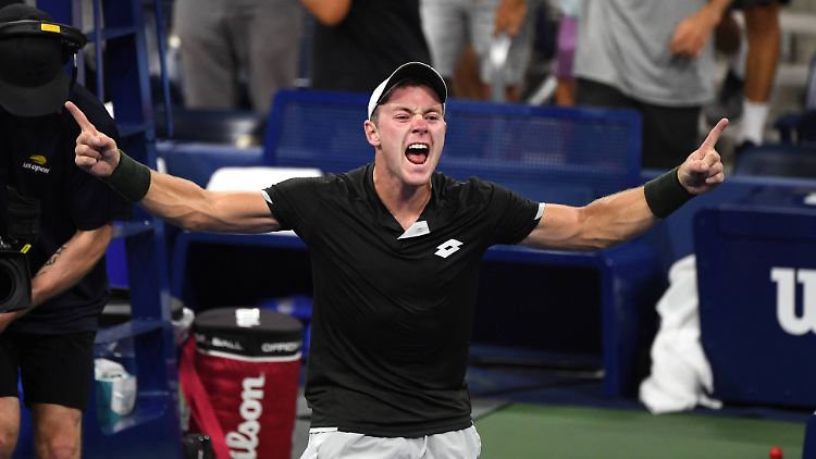 Köpfers mitgereister Tross heizte die Stimmung auf und neben dem Platz ordentlich an.