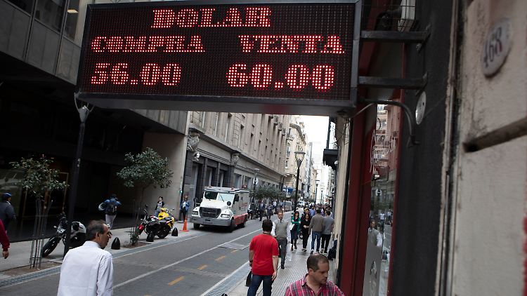 An einer Wechselstube in Buenos Aires.