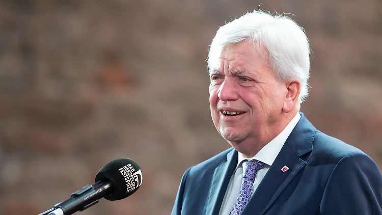 Volker Bouffier steht in Wiesbaden einem schwarz-grünen Kabinett vor.