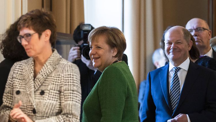Ein kleiner Schimmer am trüben Umfragehimmel: Die Parteien der GroKo gewinnen jeweils einen Prozentpunkt hinzu.