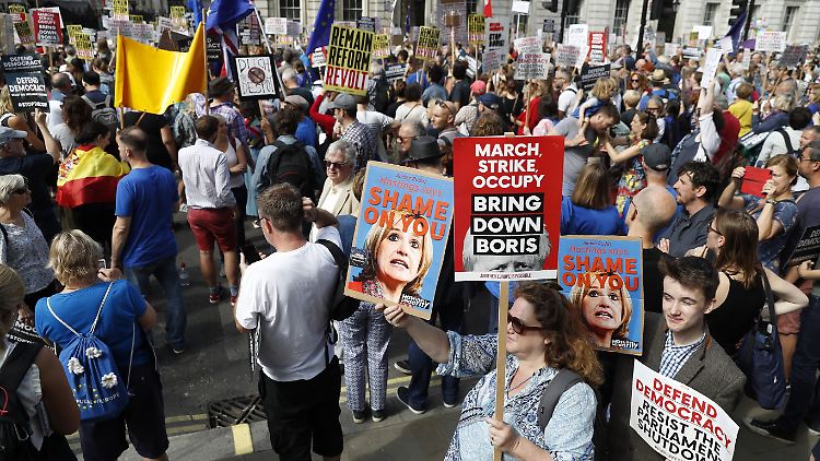 "Shame on you": In mehreren Städten Großbritanniens versammelt sich die Bevölkerung, um Haltung gegen die Entscheidung ihres neuen Premierministers zu zeigen.