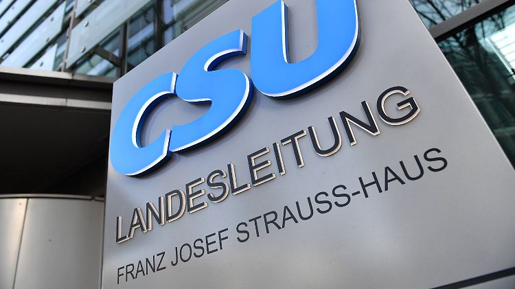 In der ersten Folge moderiert Armin Petschner, der für die Social-Media-Kanäle verantwortlich ist.