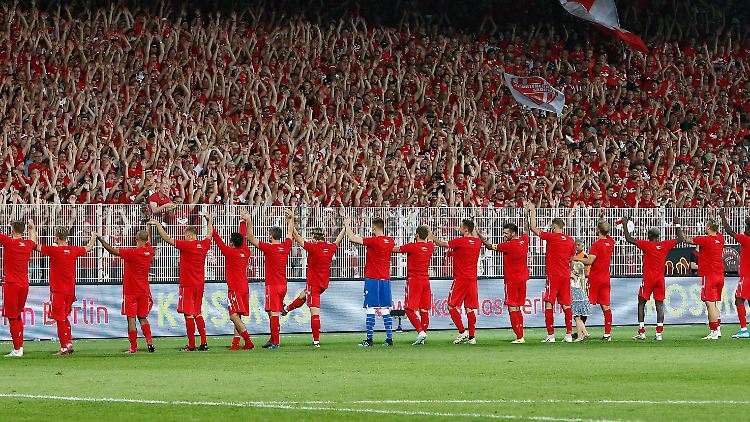 Den Gelbstich weggewischt: das rote Meer an der Alten Försterei.