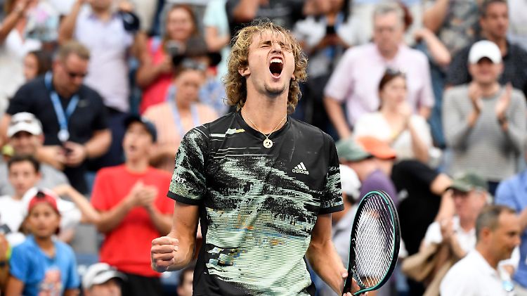 Erlösung nach 3:36 Stunden: Zverev verwandelt seinen zweiten Matchball und zieht ins Achtelfinale ein.