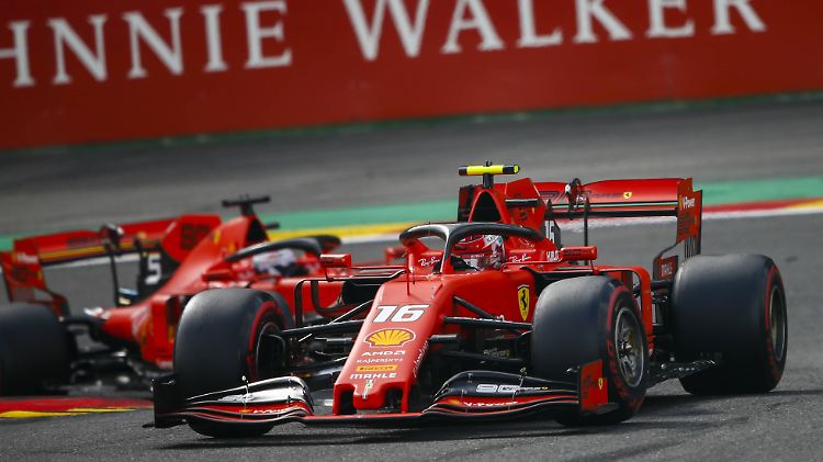 Da sah der Siegerwagen noch frisch aus: Am Ende des Grand Prix von Belgien rettet sich Charlec Leclerc ins Ziel.