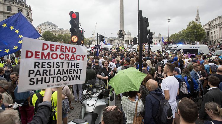 In London und anderen Städten Großbritanniens gab es am Wochenende lautstarke Proteste gegen Premierminister Johnson. 