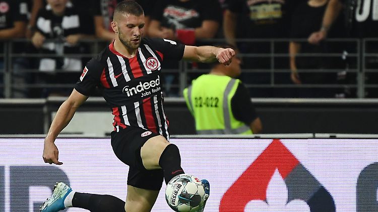 Ante Rebic bekommt wohl seinen Willen: Der Stürmer soll vor einem Wechsel nach Mailand stehen.