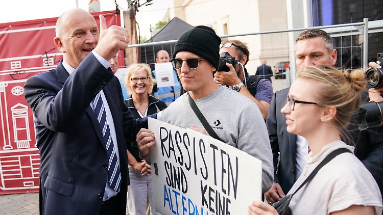 SPD-Politiker Dietmar Woidke begrüßte den Protest der beiden Plakathalter.