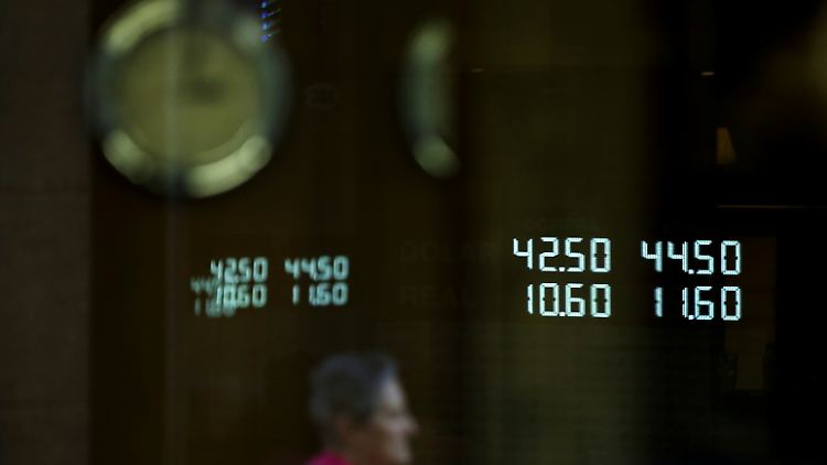 Devisenkäufe werden in Argentinien begrenzt, um den unter Druck stehenden Peso zu stärken. So zumindest ist die Theorie.