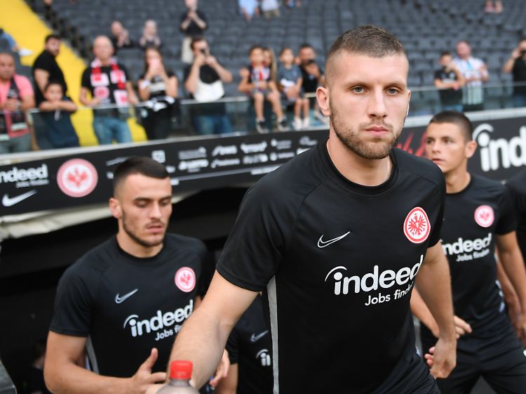 Ante Rebic spielte gegen Straßburg das vorerst letzte Mal für die Eintracht - und sah die Rote Karte.