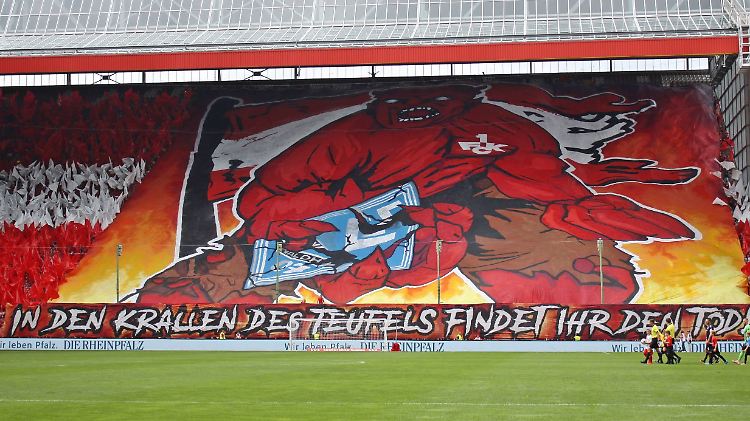 Es ist Derby: Fans des 1. FC Kaiserslautern auf dem Betzenberg.