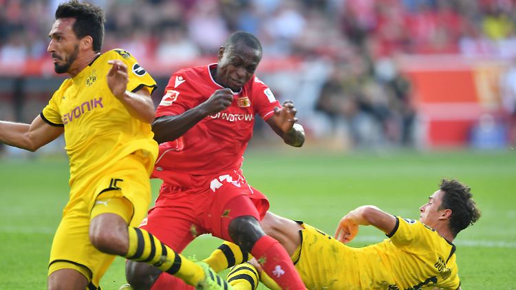 Wer war am Ball? Die Dortmunder Mats Hummels und Thomas Delaney jedenfalls nicht. Es war der Unioner Anthony Ujah, Mitte.