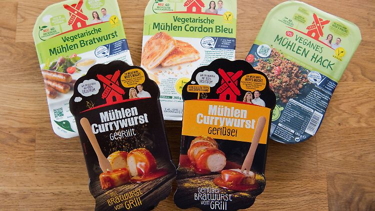 Um mehr Platz für vegetarische Angebote im Sortiment zu haben, muss die Currywurst ihren Posten räumen.
