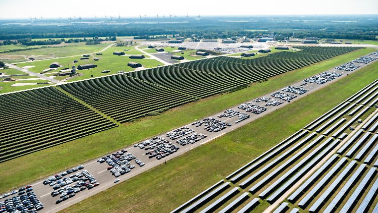 Notwendige Nacharbeiten oder Vorbereitungen auf die Einführung neuer Modelle sind laut Daimler Gründe, Autos auf dem Flugplatz zwischenzuparken.
