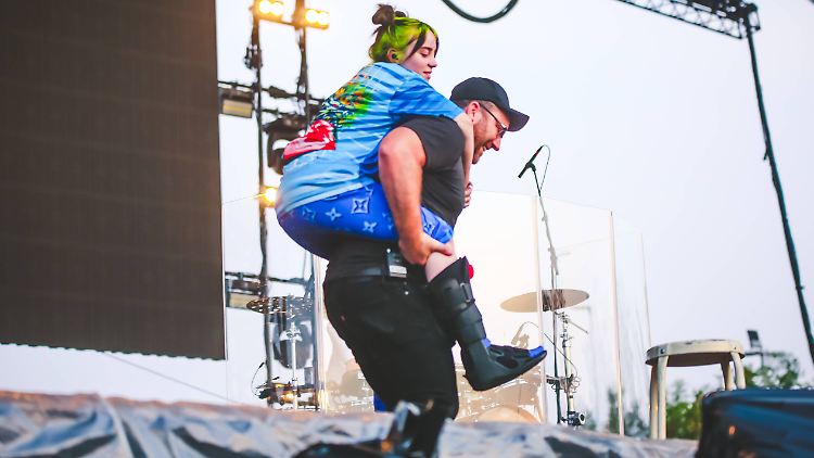 Nichts geht mehr: Billie Eilish wurde in Mailand von der Bühne getragen.