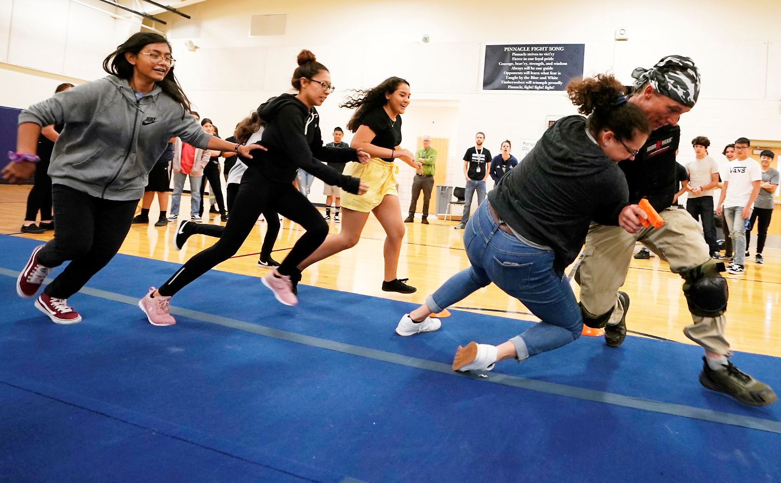 An einer Schule im US-Bundesstaat Colorado trainieren Schüler für den Ernstfall eines Amoklaufs.
