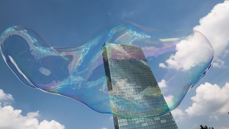 Solten die Europäische Zentralbank und andere Notenbanken ihre expansive Geldpolitik fortsetzen, fürchtet Anleihe-Experte Bosomworth um die Stabilität des gesamten Wirtschafts- und Finanzsystems. 