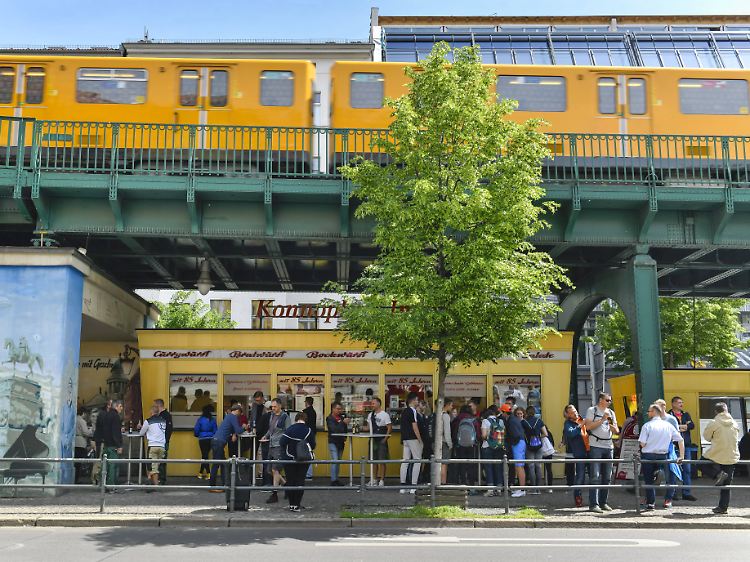 Der Imbissstand "Konnopke's" an der Schönhauser Allee, gleich am U-Bahnhof Eberswalder Straße: seit Jahrzehnten berühmt für seine Currywurst.