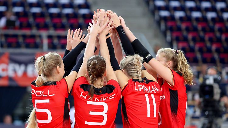 Gemeinsam auch ins Halbfinale? Deutschlands Volleyballerinnen sind bei der EM bislang ungeschlagen.