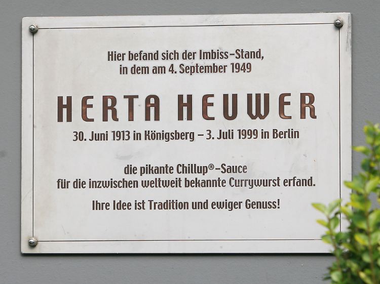 Gedenktafel an der Kant-/Ecke Kaiser-Friedrich-Straße in Berlin für Herta Heuwer.